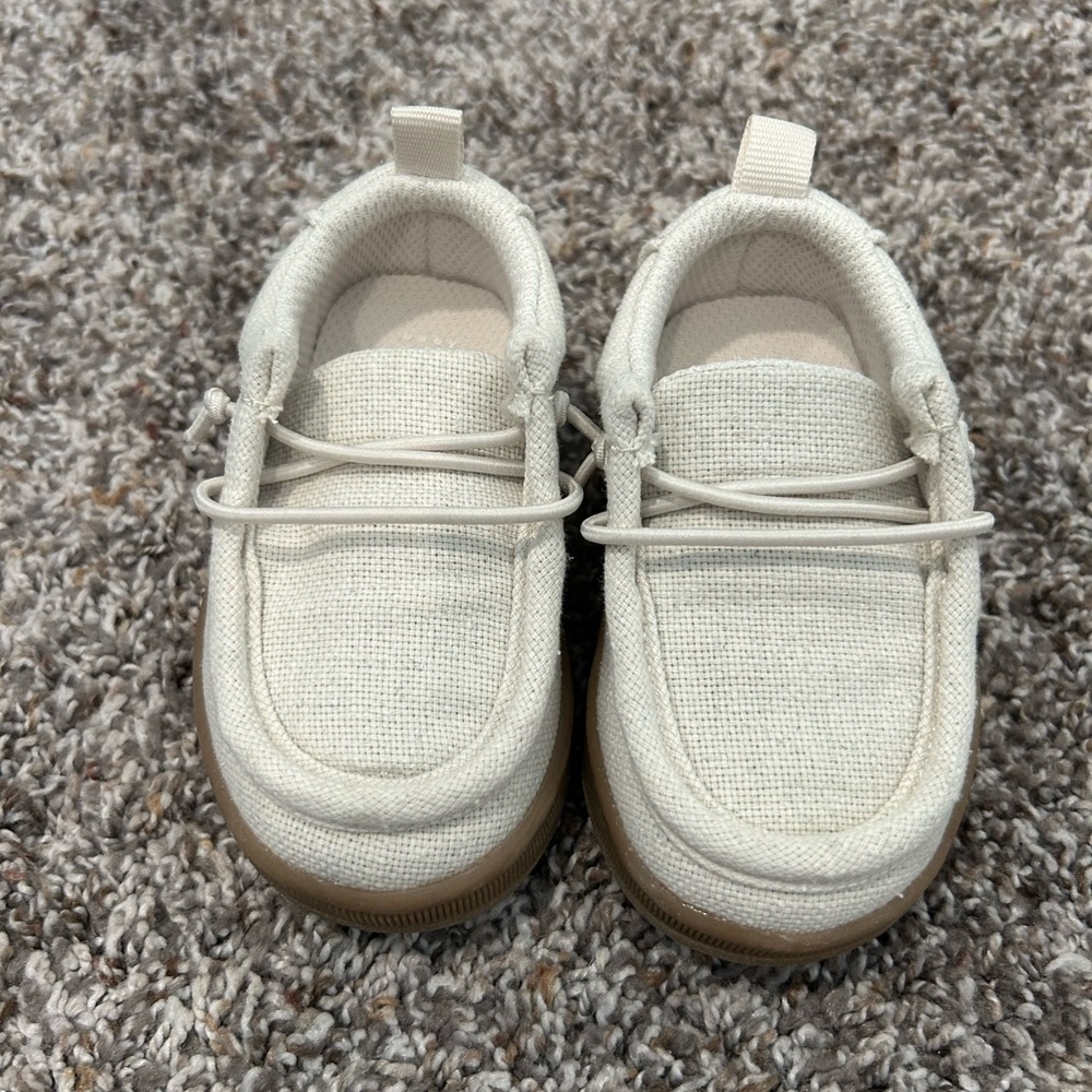 LIKE NEW! GAP TODDLER SLIP ON SHOES. SIZE 4